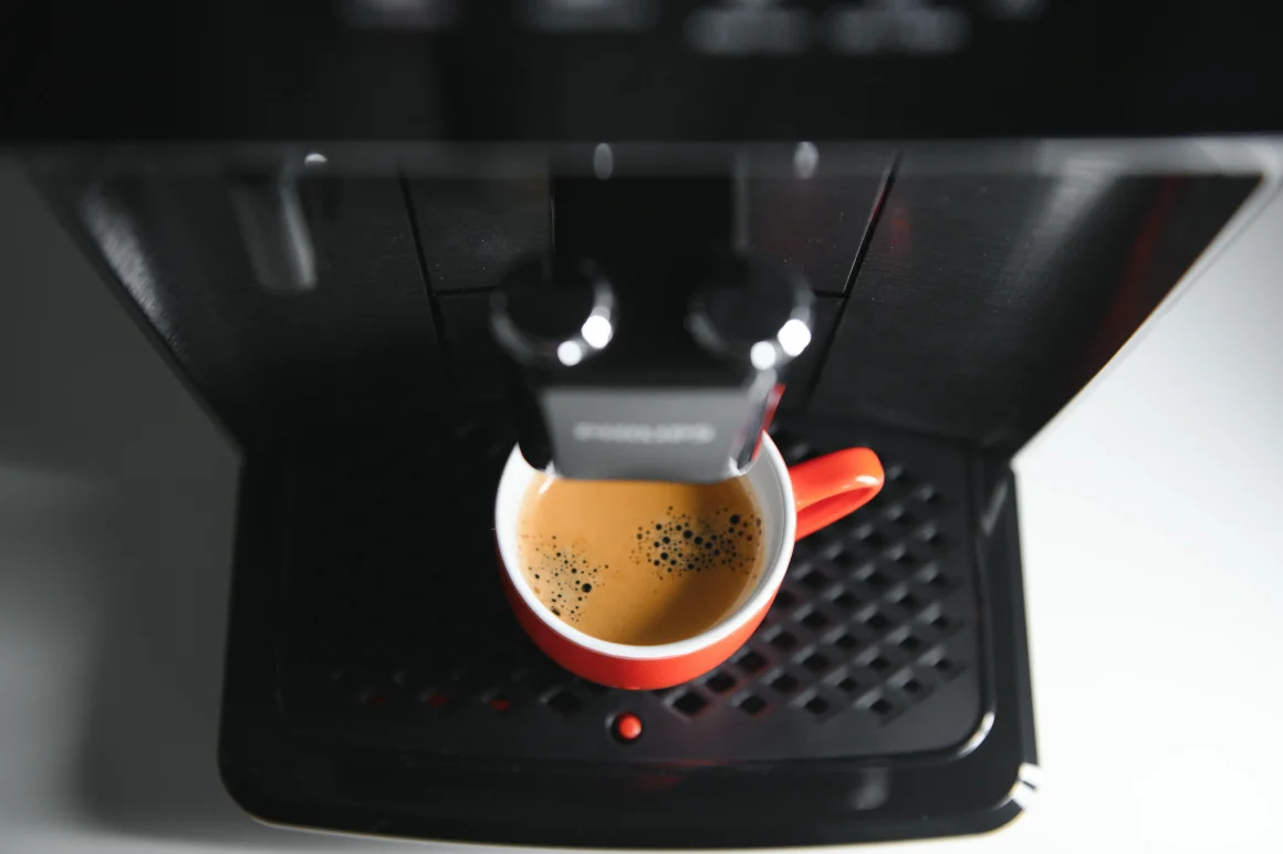 En busca de la mejor cafetera superautomática de 2024 Imagen del surtidor de una cafetera superautomática, con una taza de café recién servida