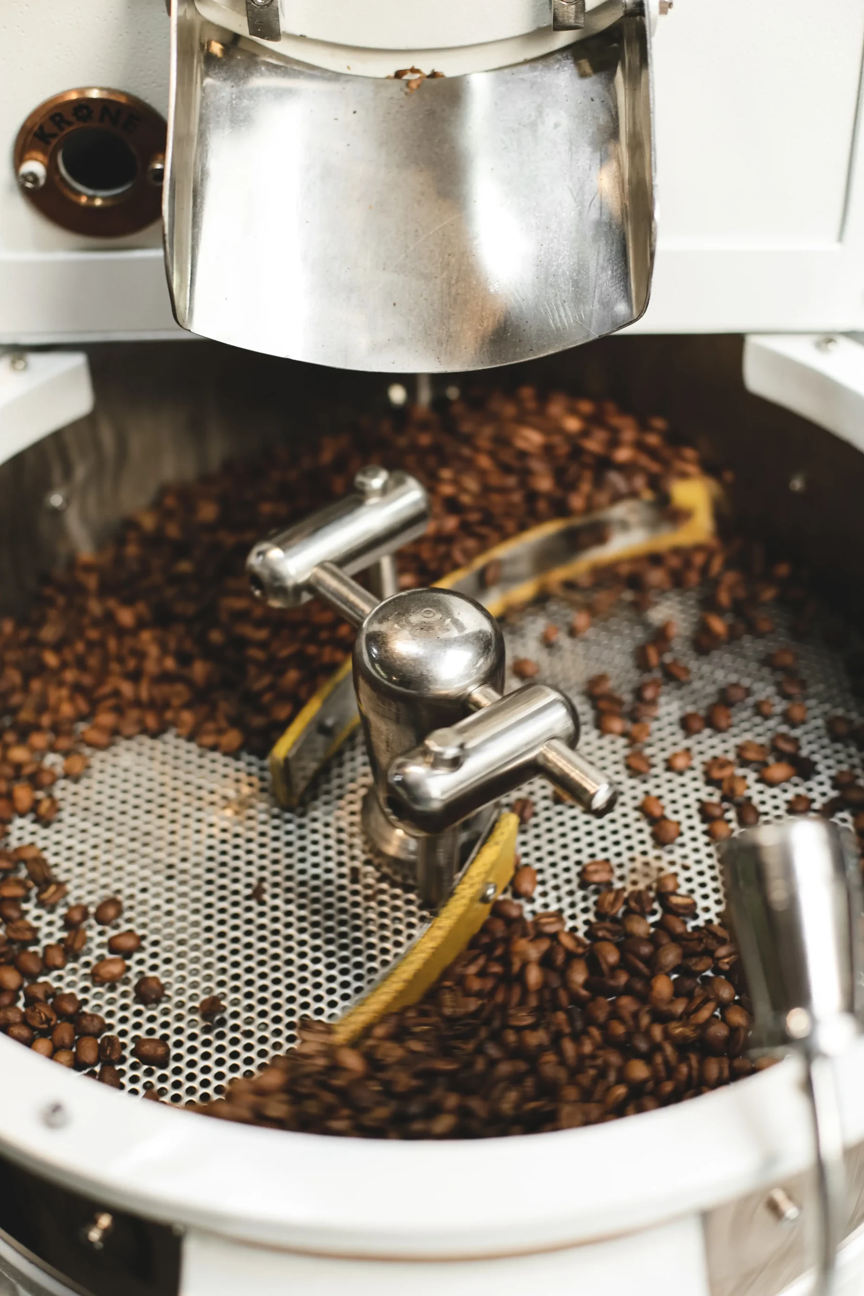 Café tostándose en una máquina tostadora