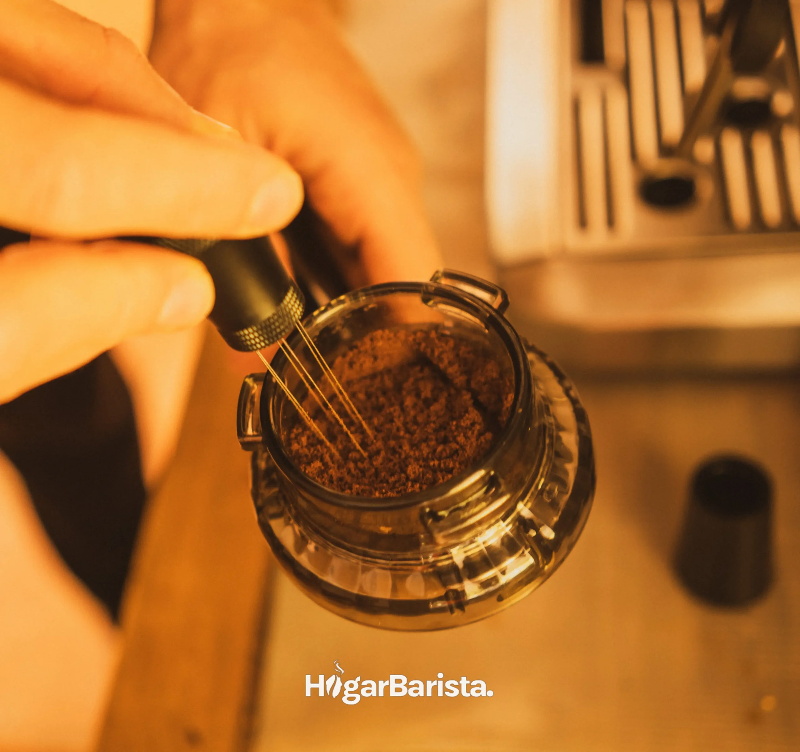 Usando la herramienta WDT para romper los grumos de café