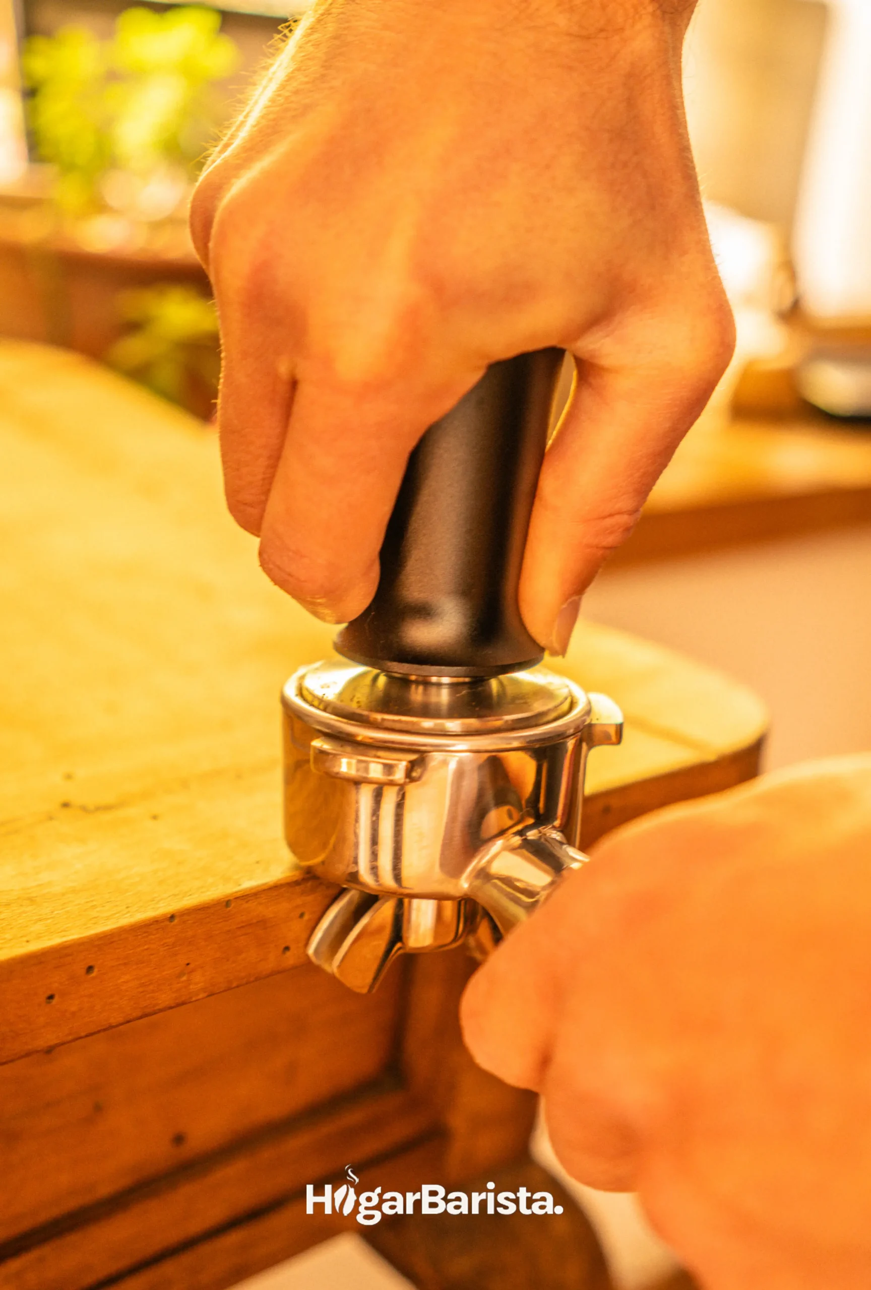 Prensando café con un tamper calibrado